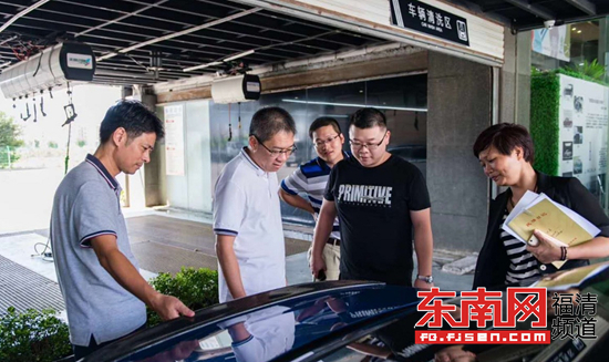 一行人了解寶信汽車公司生產(chǎn)發(fā)展情況（龍江街道辦事處供圖）
