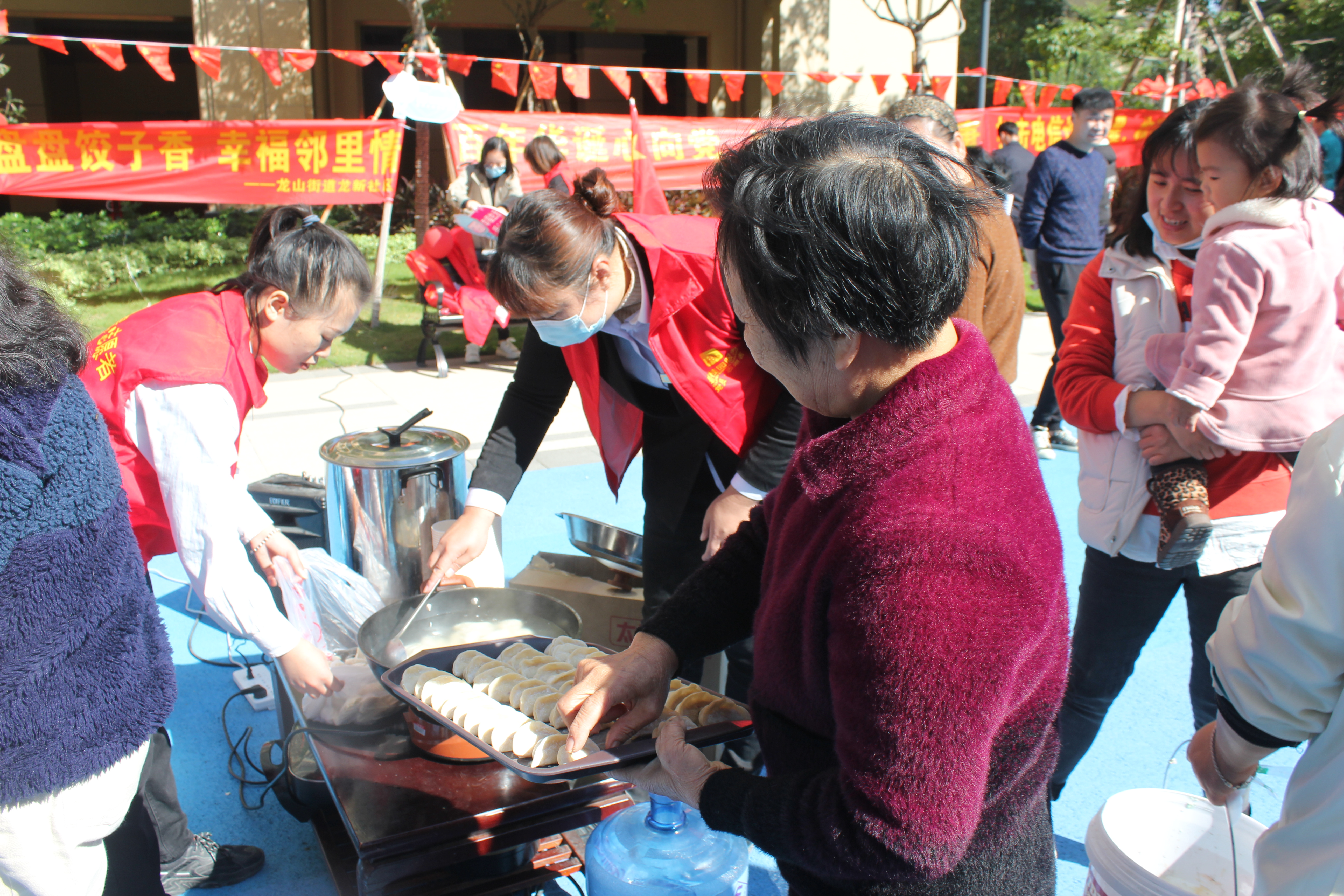 龍山街道龍新社區(qū)聯(lián)合碧桂園小區(qū)物業(yè)處開展愛心服務(wù)活動