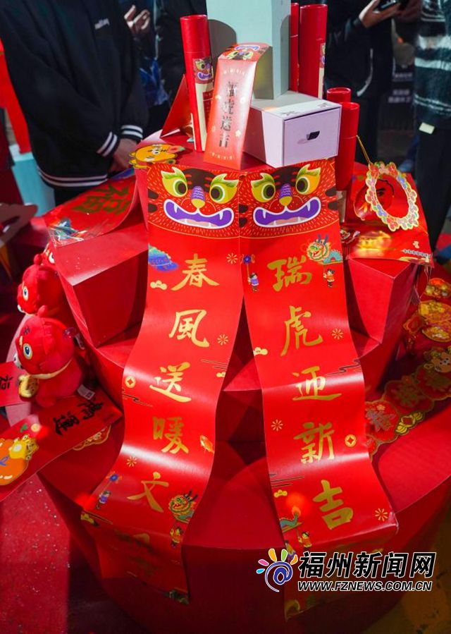 春聯(lián)載福送萬家 福清送“福”到百姓心頭