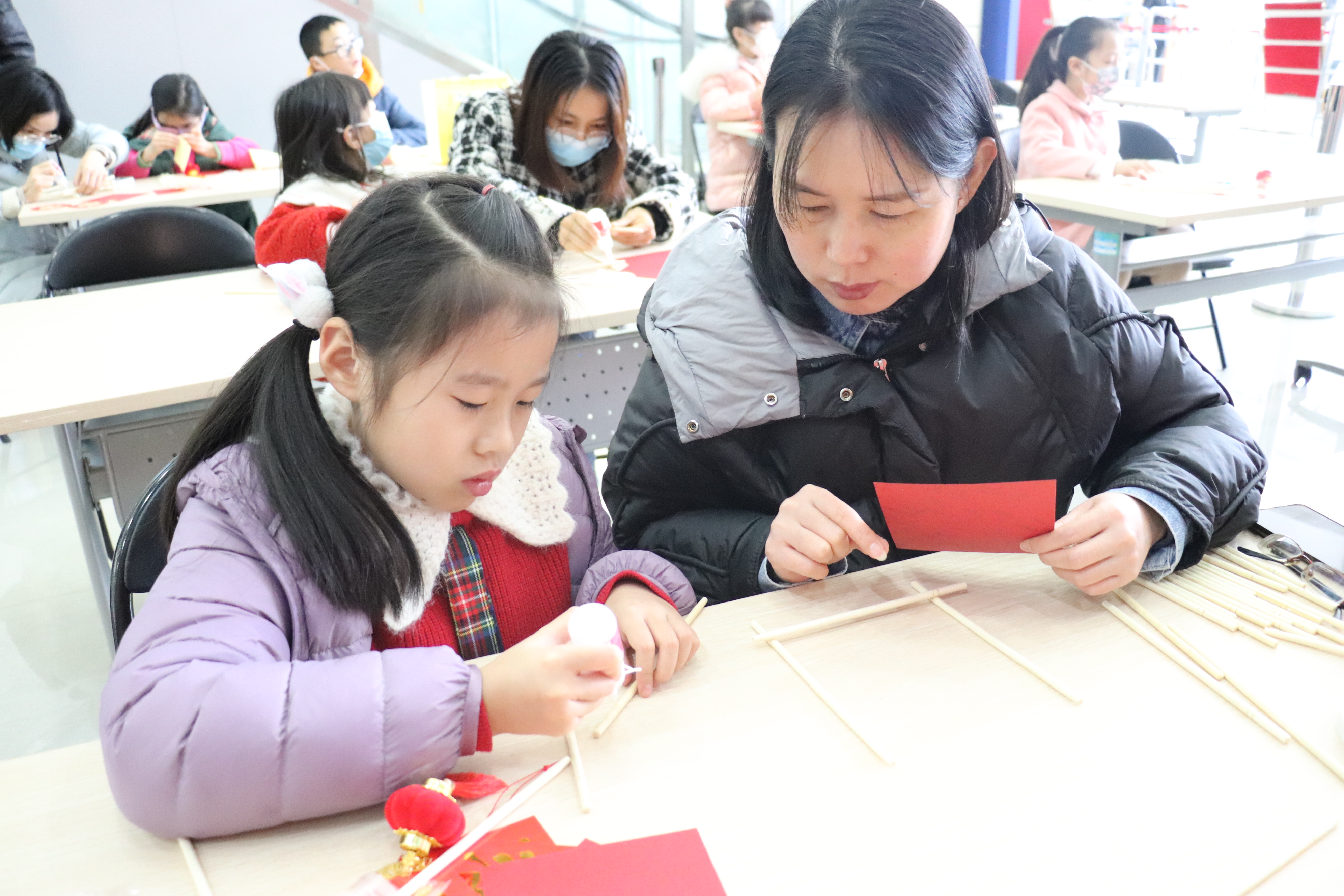 市科協(xié)攜手市科技館舉辦“喜樂鬧元宵”活動