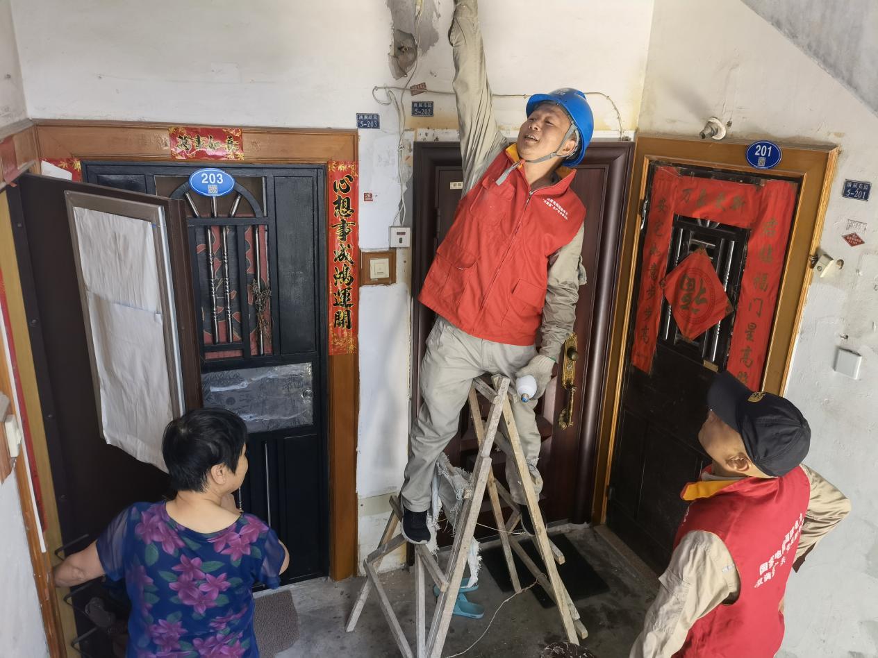 福清供電公司黨員服務(wù)隊維護小區(qū)照明用電