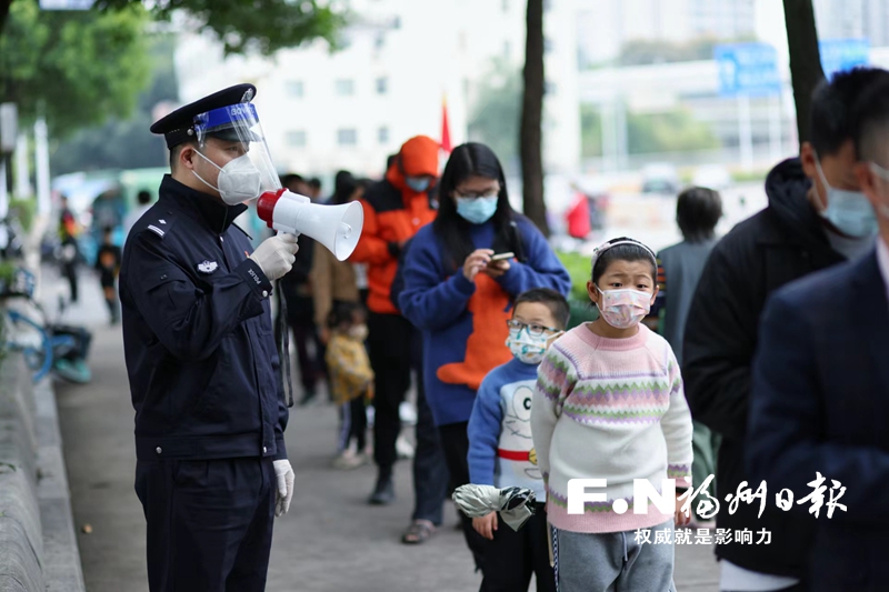福清百名民警增援值守封控區