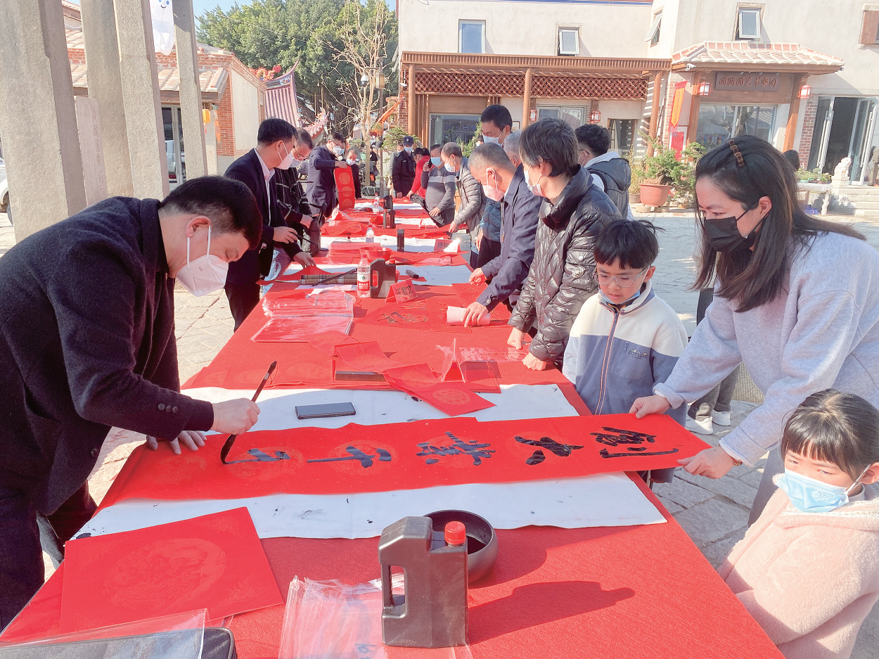 義務(wù)寫春聯(lián) 祝福進(jìn)萬家