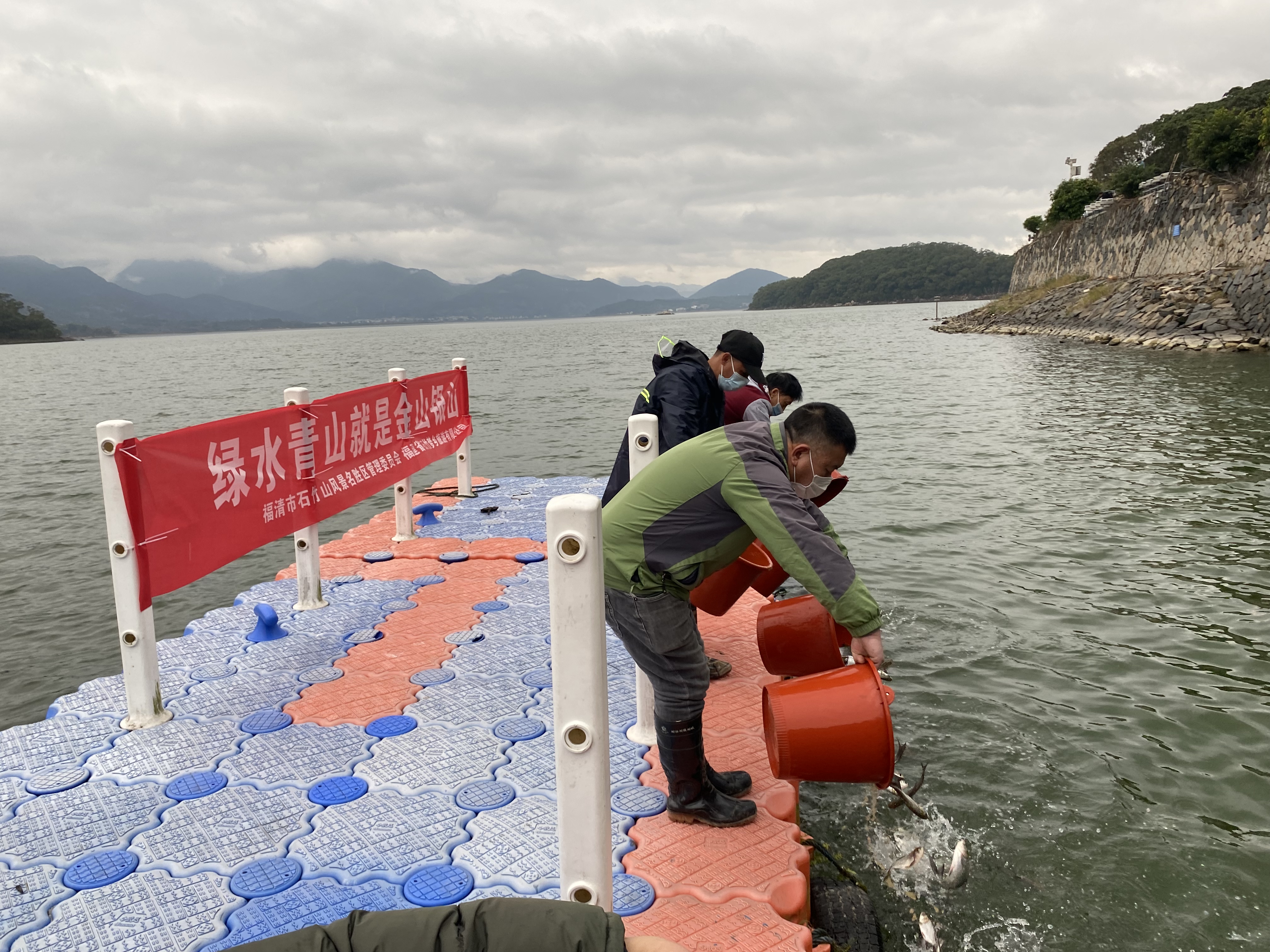 我市開展增殖放流活動 投放魚苗30噸