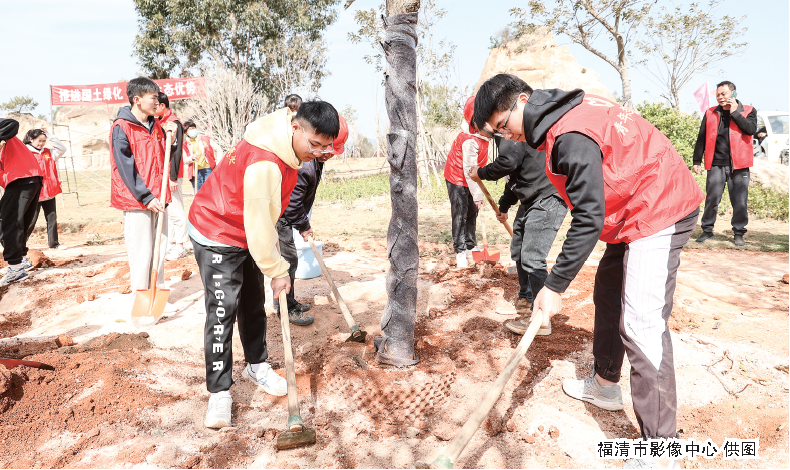 市領(lǐng)導(dǎo)開展義務(wù)植樹活動(dòng)
