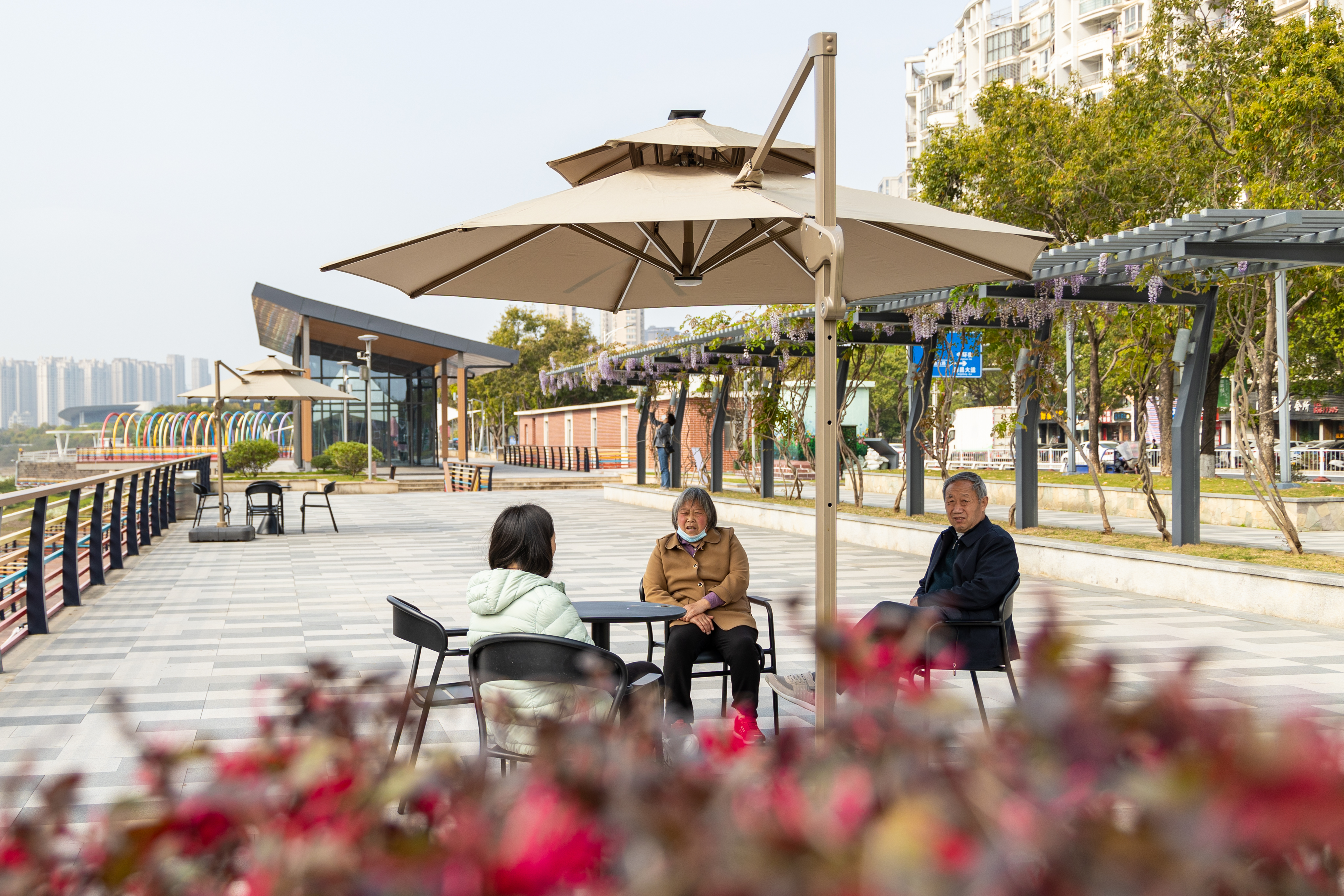 我市打造臨江觀景休憩平臺，實現公園開放共享空間新賦能