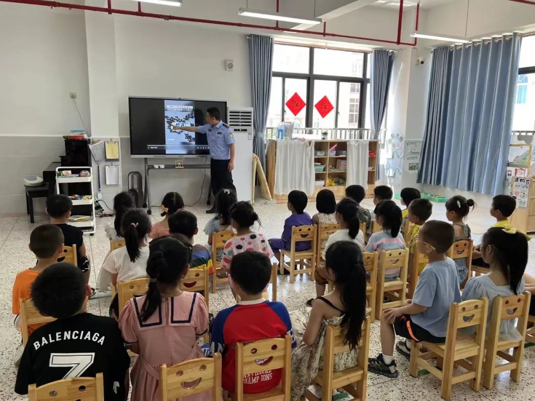 市交警大隊開展“交通安全進校園”活動