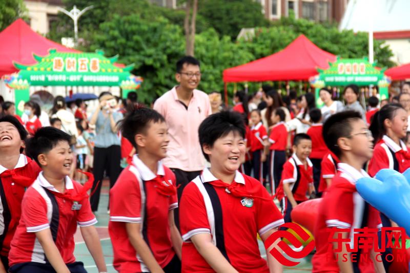 端午民俗活動“百舸爭流”。 (東南網福清頻道記者陳燕平攝).jpg 端午民俗活動“百舸爭流”。 (東南網福清頻道記者陳燕平攝).jpg