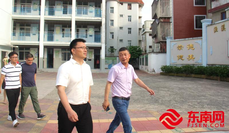 福清市委宣傳部副部長、文明辦主任郭芳輝帶隊到漁溪中心小學調研文明校園建設工作。 （東南網(wǎng)福清頻道記者陳燕平攝）.jpg
