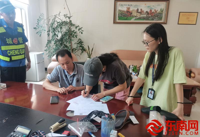 核實處罰結果。(圖片來源于漁溪鎮政府).jpg 核實處罰結果。(圖片來源于漁溪鎮政府).jpg