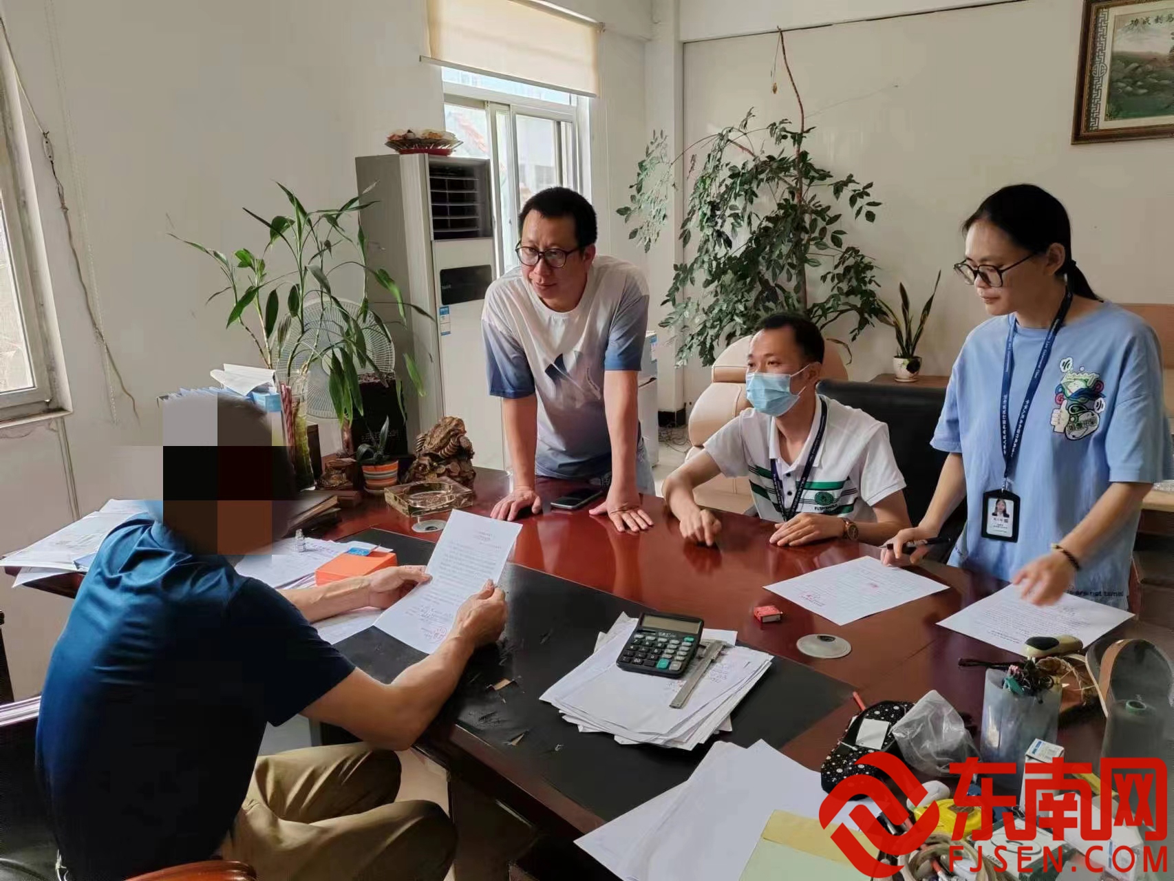 與企業(yè)負責(zé)人核實《消防監(jiān)督檢查記錄》。（圖片來源于漁溪鎮(zhèn)政府）.jpg
