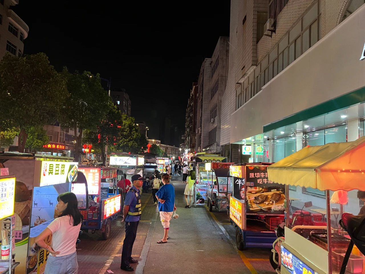 市城管局?？趫谭ㄖ嘘?規范夜市管理 共建文明城市