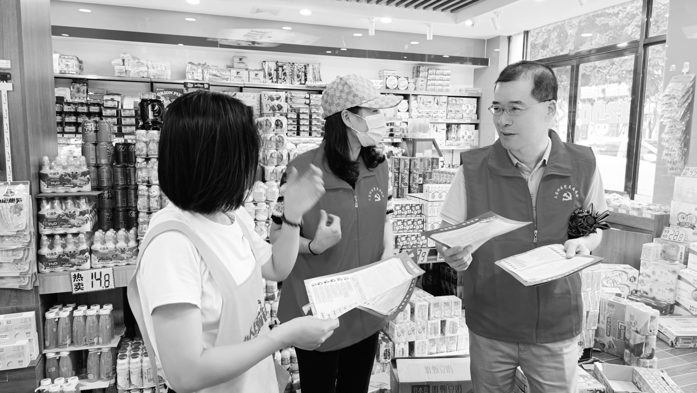 市計(jì)生協(xié)會黨員志愿者服務(wù)隊(duì)進(jìn)社區(qū)開展平安宣傳