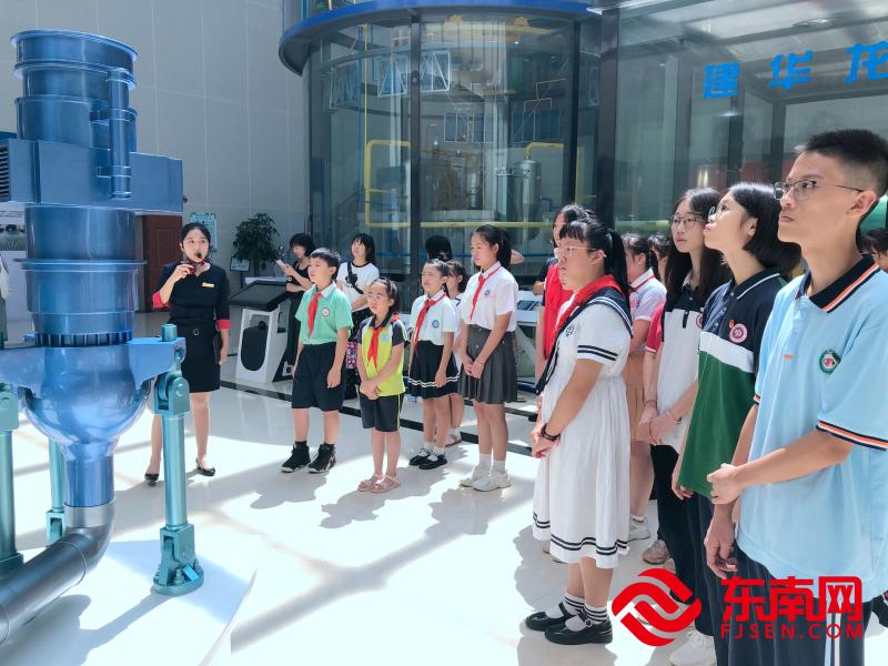 學生們參觀中國核工業科技館宣教展覽中心。 （東南網福清頻道記者 林學武攝）.jpg