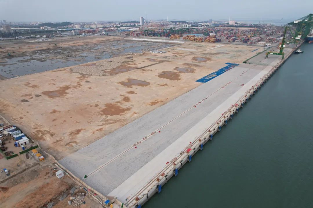 疏浚吹填及軌道吊堆場(chǎng)全面開工