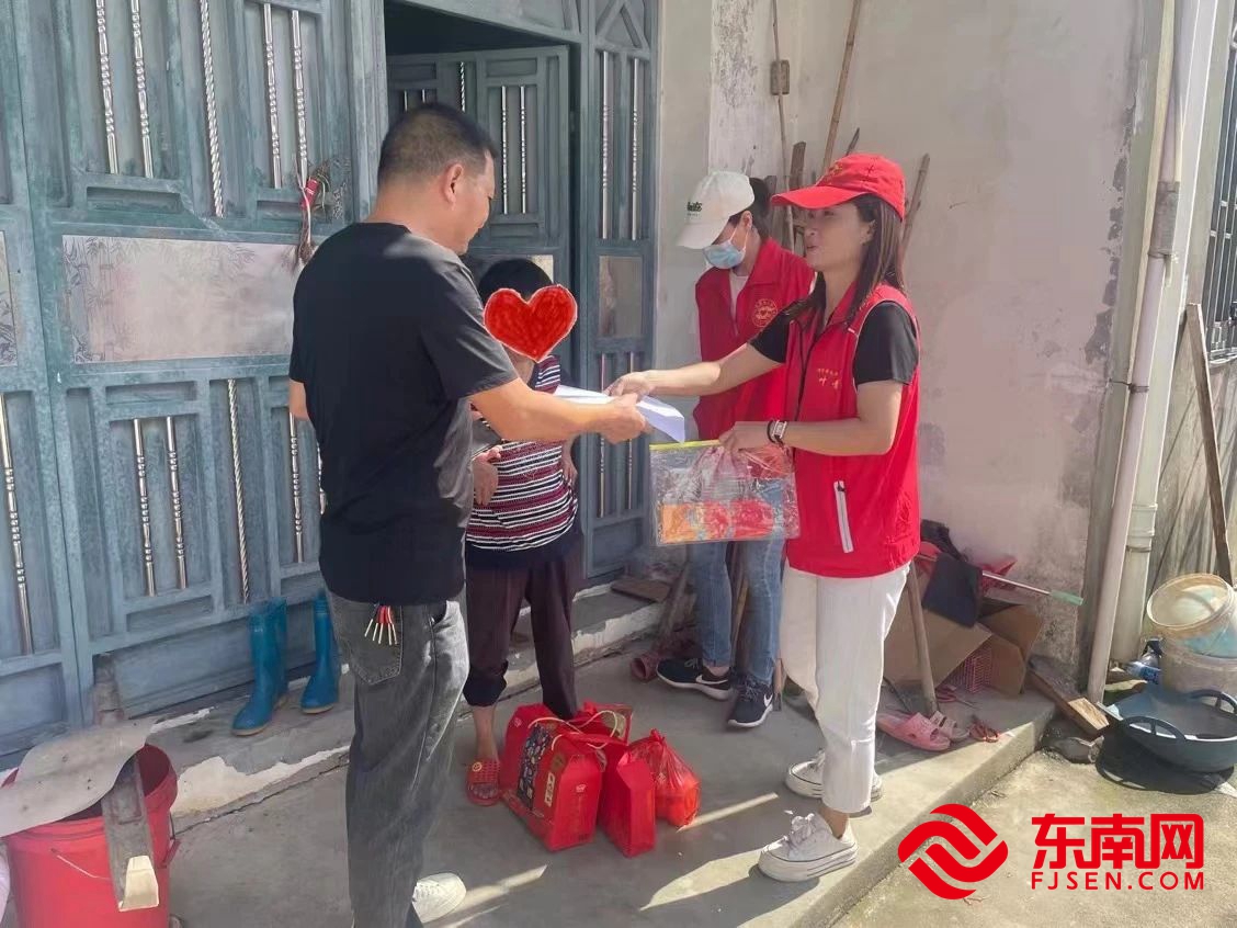 福清市義工協(xié)會志愿者走訪慰問困難群眾。 （福清市義工協(xié)會供圖）.jpg