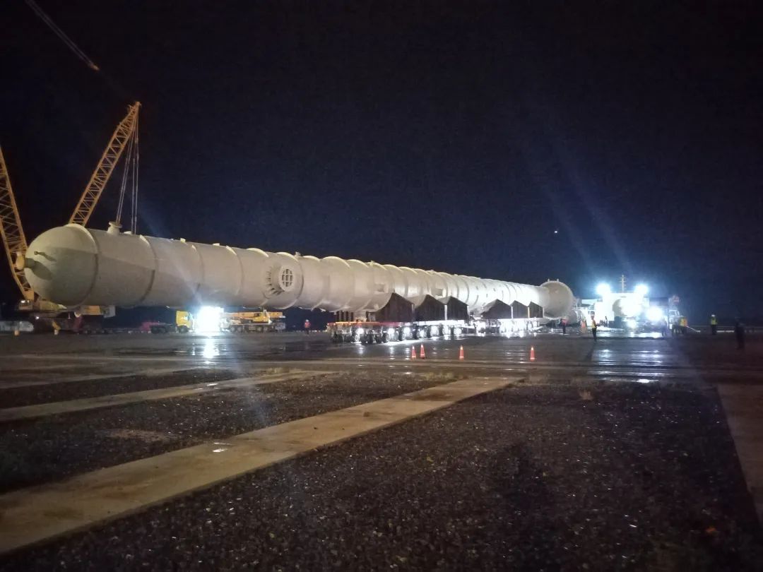 江陰港區(qū)成功接卸超大件設(shè)備