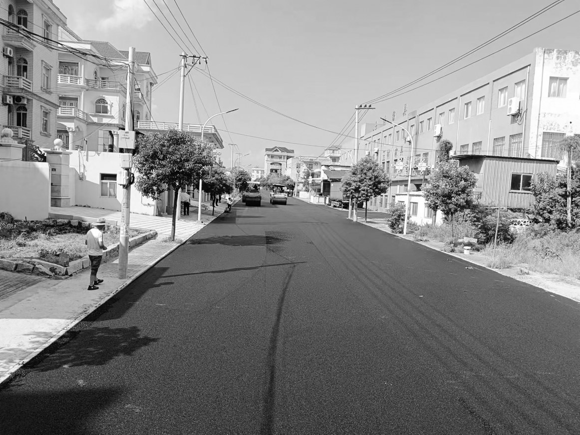 江鏡鎮完成6條道路“白改黑”