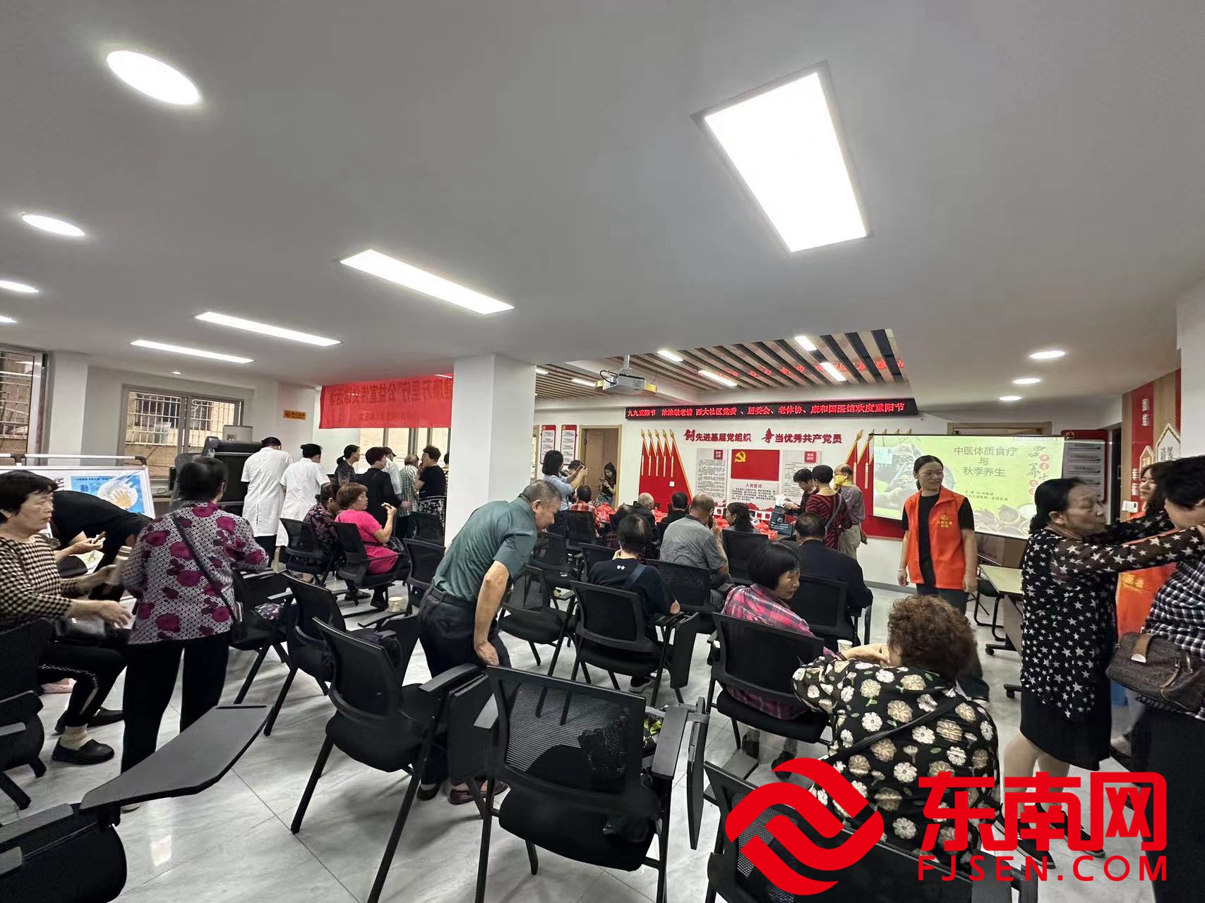玉屏街道西大社區開展“我在新時代文明實踐中心過重陽——老年人義診”主題活動。 (玉屏街道西大社區供圖).jpg