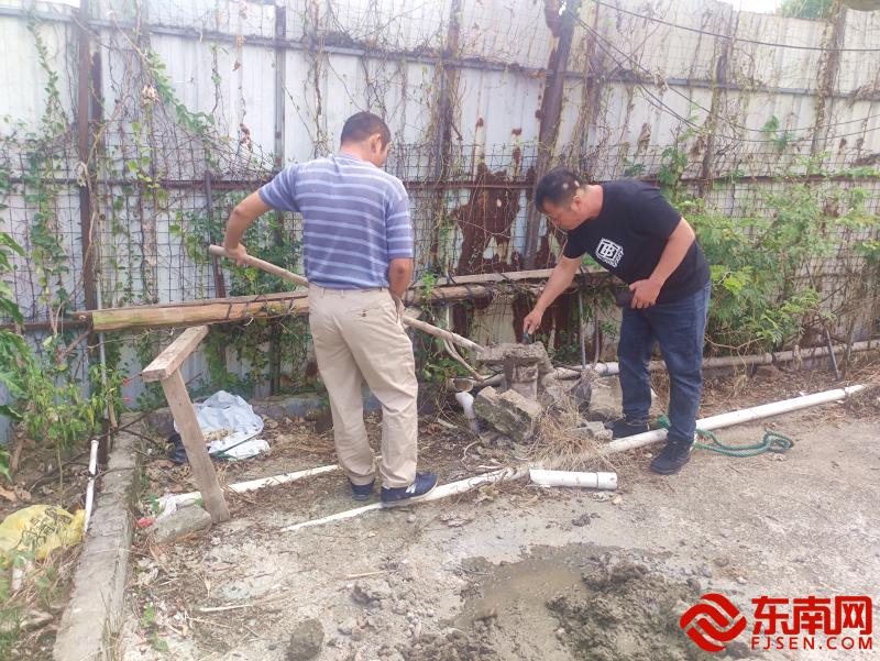 現場用水泥進行封堵。(福清東南網頻道記者 郭蘭鳳攝).jpg