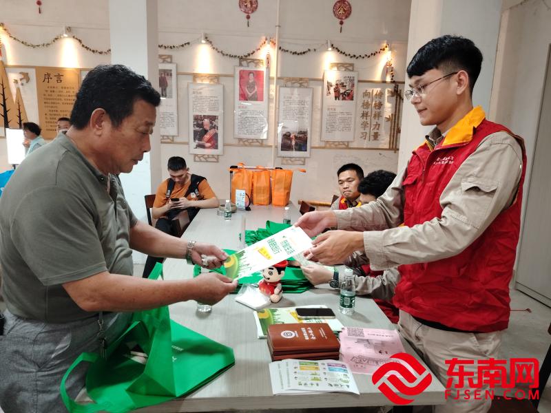 國網(wǎng)福清市供電公司江陰鎮(zhèn)供電所志愿服務(wù)隊志愿者正在進行節(jié)能低碳宣傳。 （東南網(wǎng)福清頻道記者 王倩雯攝）.jpg