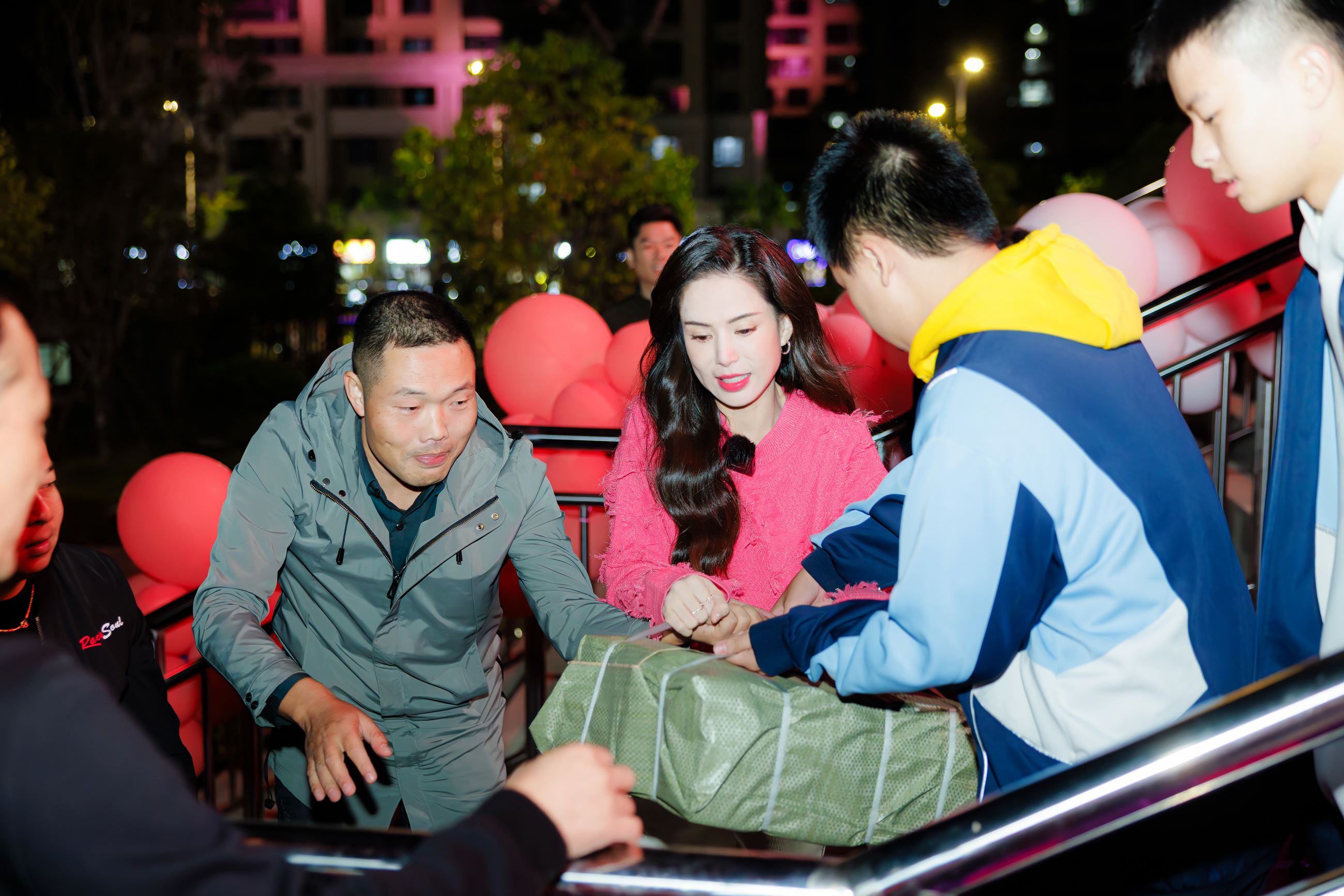 知名影視演員李若彤向福清一中觀溪校區(qū)捐贈(zèng)圖書