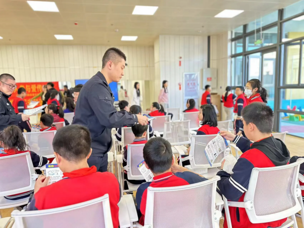 福清市公安局宏路派出所開展“網(wǎng)絡辟謠進校園”主題宣傳活動
