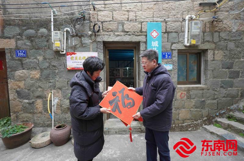 福州市委宣傳部副部長、文明辦主任林家樞慰問第七屆全國道德模范王錦萍。 (東南網福清頻道記者 吳德城攝).jpg