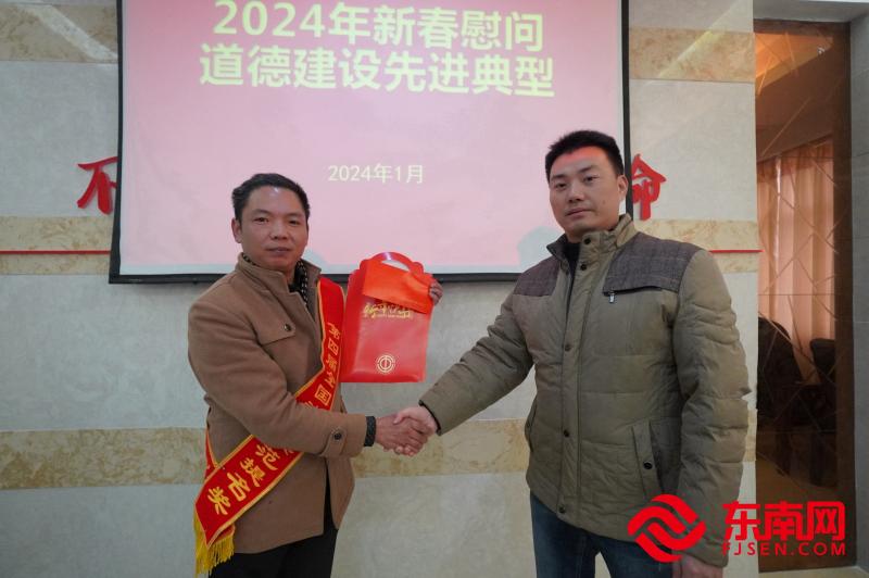 福清市委宣傳部副部長、文明辦主任郭芳輝慰問第四屆全國道德模范提名獎黃賀樂。 (東南網福清頻道記者 吳德城攝).jpg