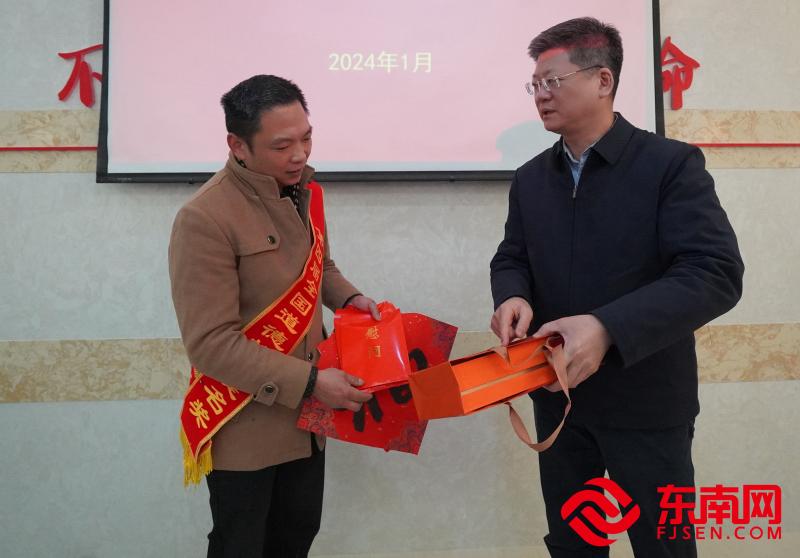 福州市委宣傳部副部長、文明辦主任林家樞慰問第四屆全國道德模范提名獎黃賀樂。 （東南網福清頻道記者 吳德城攝）.jpg