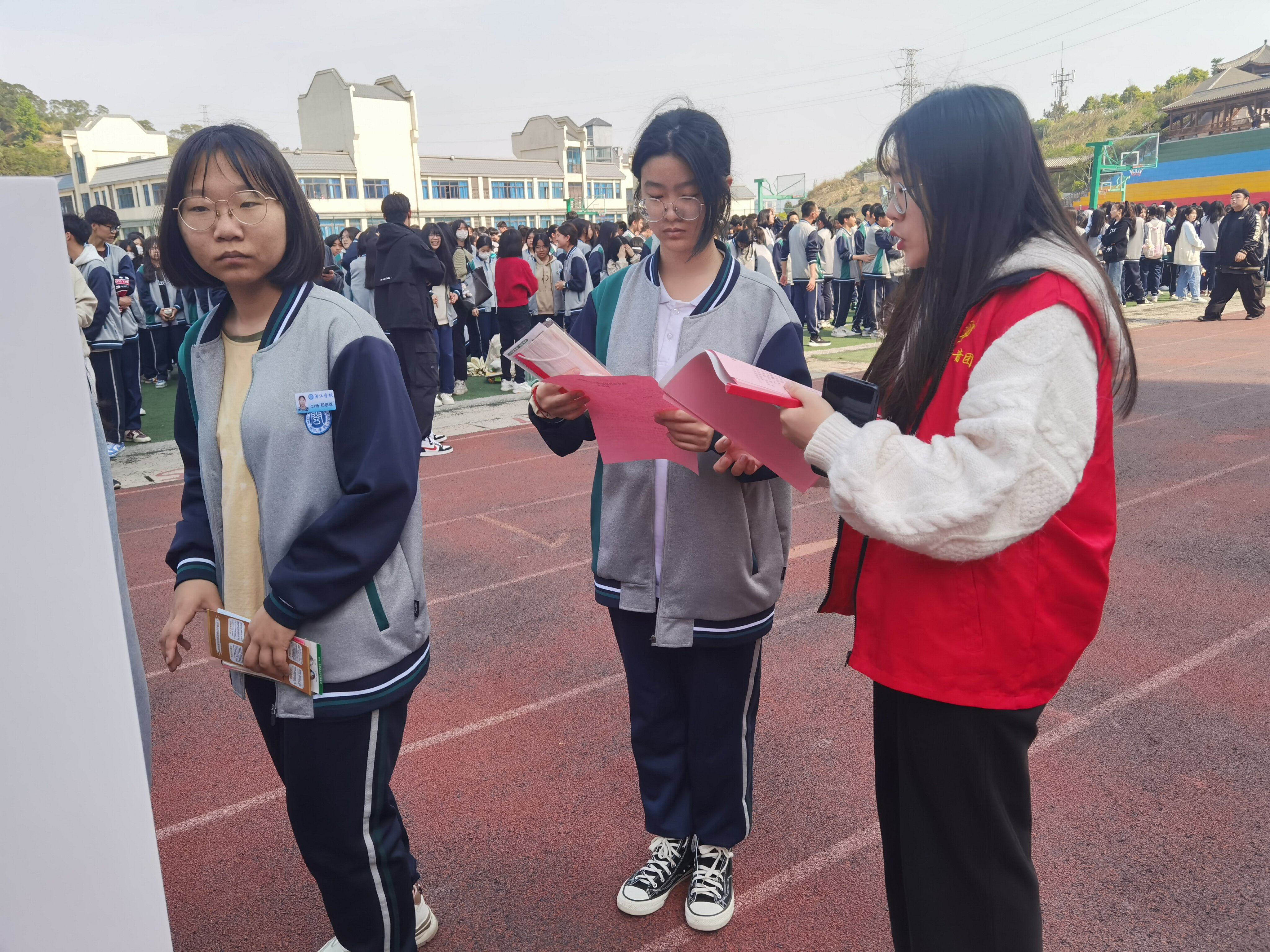 志愿者向閩江職業技術學校學生發放《倡導移風易俗推行文明祭祀倡議書》。 福清市石竹街道供圖.jpg
