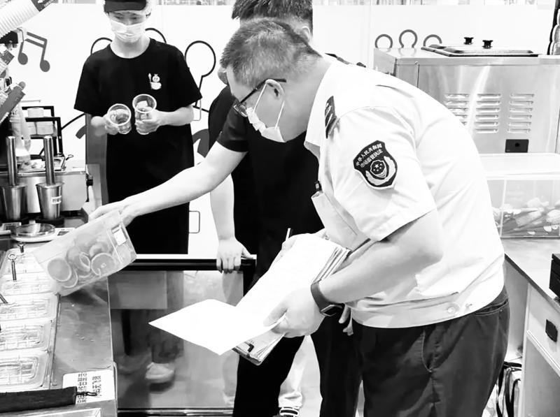 福清市市場(chǎng)監(jiān)管局開(kāi)展飲品安全專(zhuān)項(xiàng)檢查