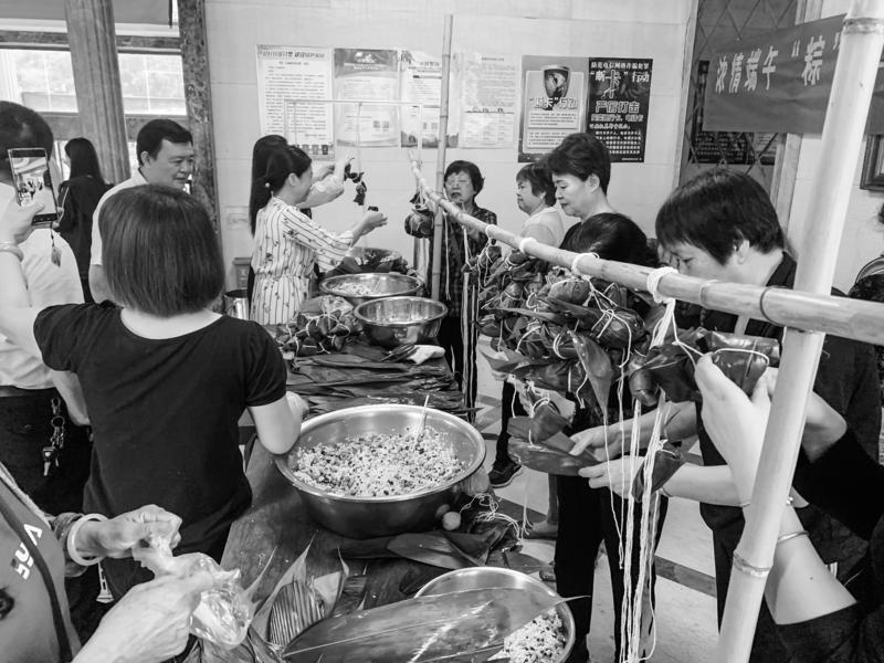 音西街道濱江社區舉辦端午節包粽子活動