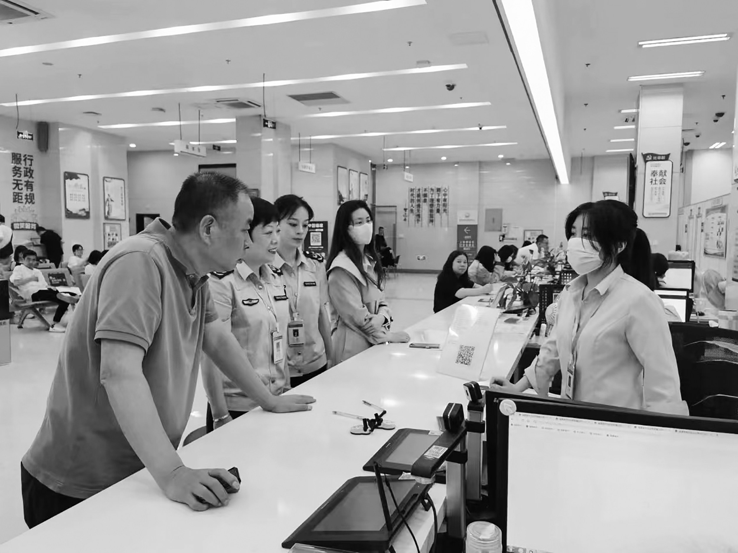 市市場監管局開展“局長走流程”活動