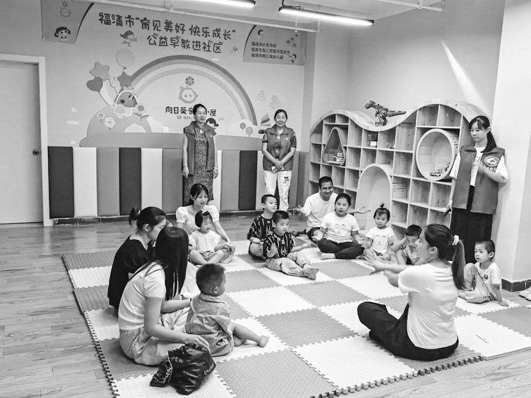 市計(jì)生協(xié)會(huì)進(jìn)社區(qū)普及早教知識(shí)