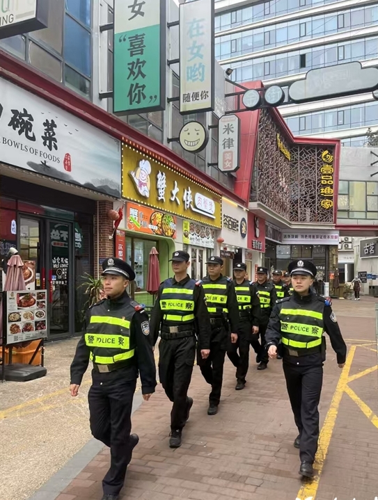 音西派出所民警在轄區(qū)內(nèi)開(kāi)展治安巡邏（圖源：福清市公安局）