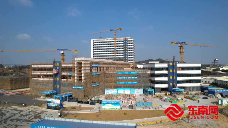落架中的其他大樓（東南網福清頻道記者 黃忠輝 攝）.png